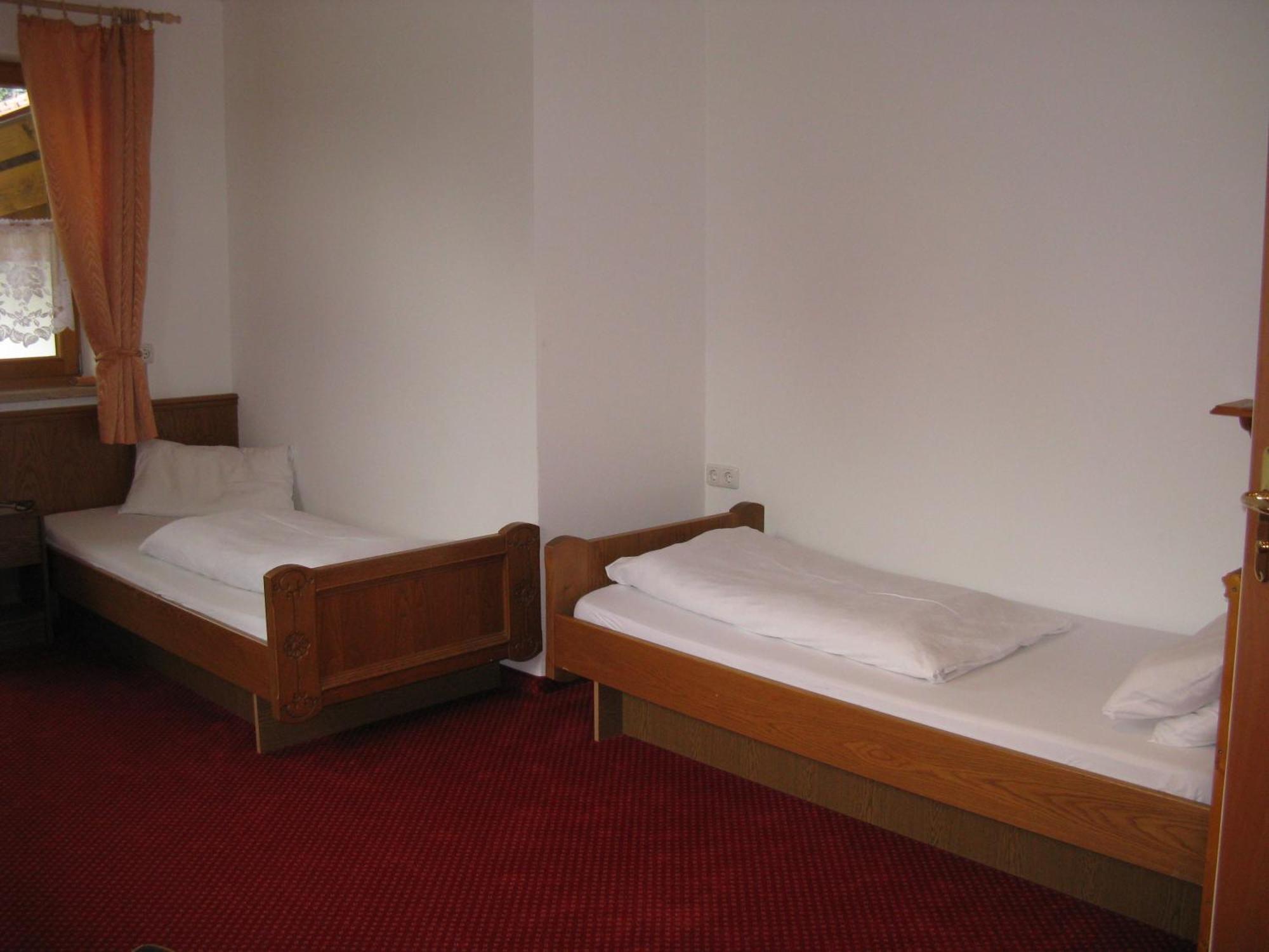 Zweibettzimmer mit Bergblick